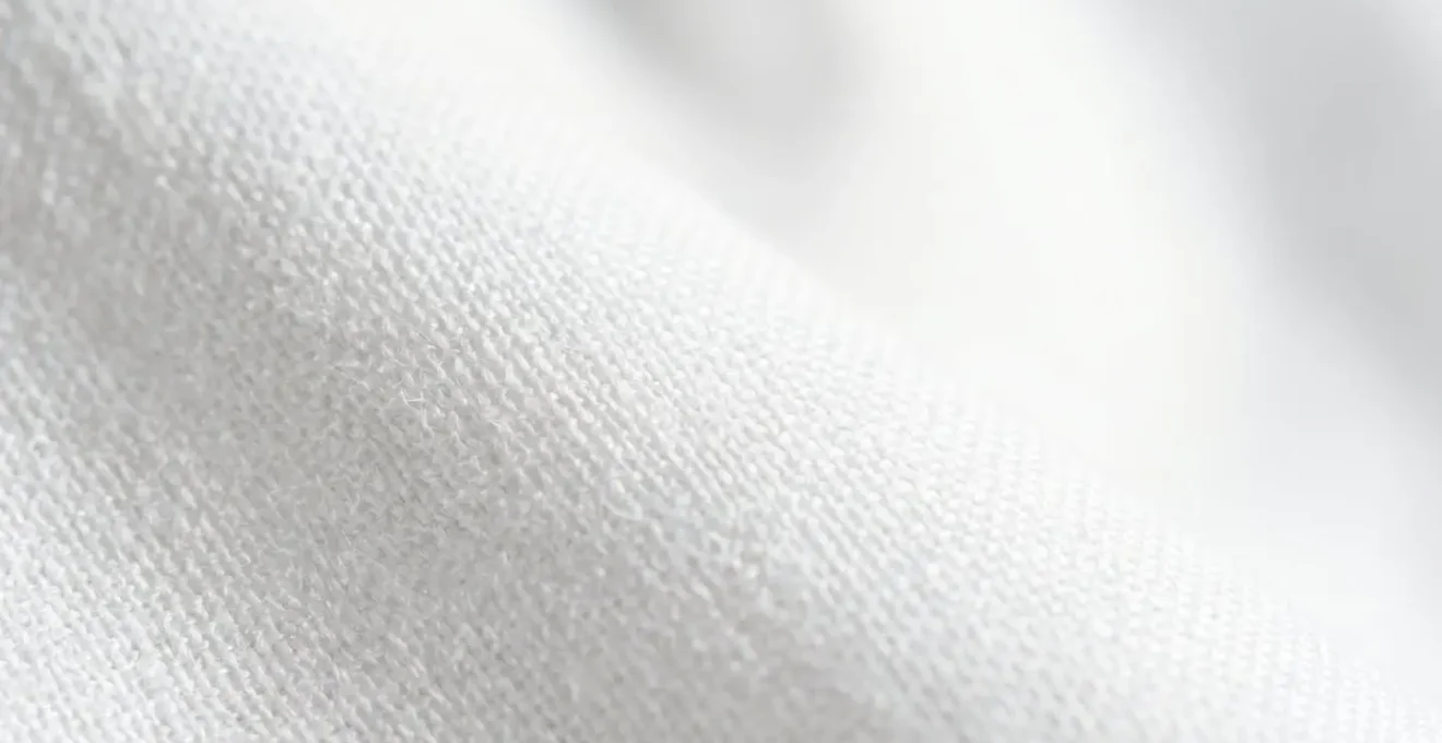 Gros plan sur une texture de percale de coton montrant le tissage serré et la qualité de la matière